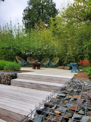 Terrace/patio - Elegant Midcentury Modern 3-bedroom house in Shoreline with WiFi access (Shoreline)