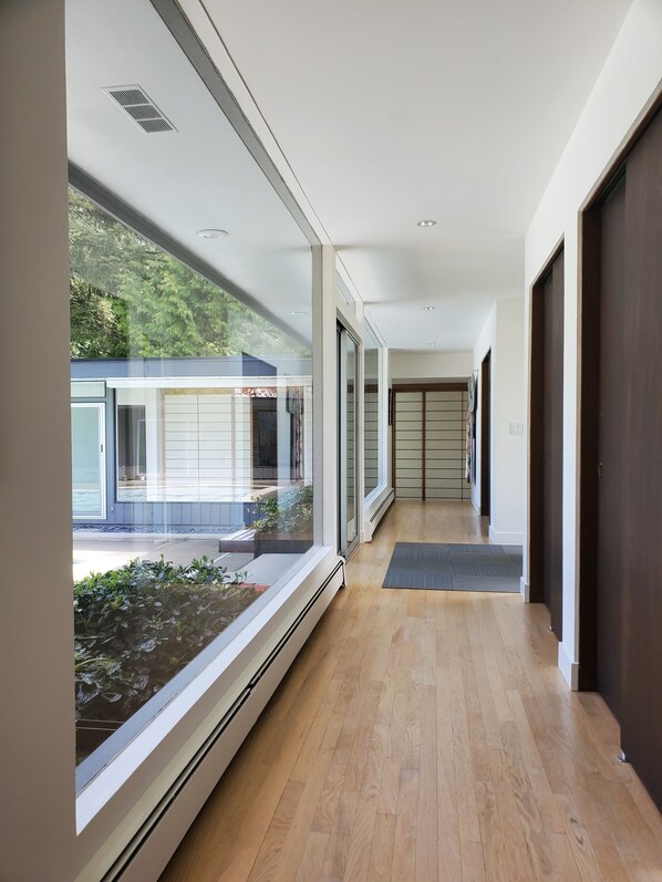 Interior - Elegant Midcentury Modern 3-bedroom house in Shoreline with WiFi access (Shoreline)