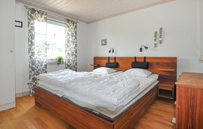 4 bedrooms, travel crib, free WiFi - Cozy apartment in Sysslebäck with sauna (Sysslebäck)