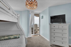 2 dormitorios, tabla de planchar con plancha, cuna de viaje