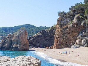A coastal beach with rocky formations and a clear view of the sea. - Apartment in Playa de Pals Near Sandy Beach (Pals)