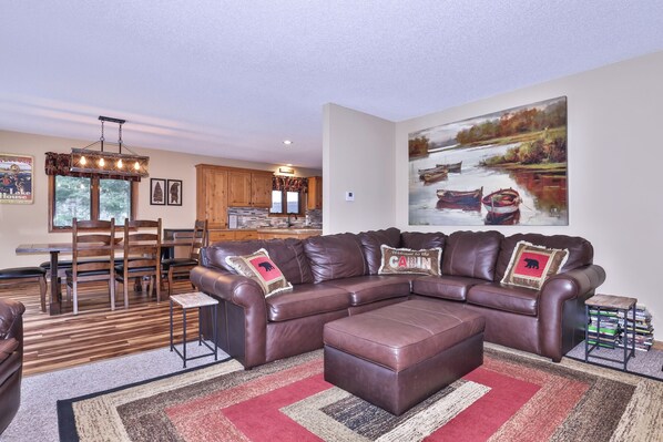 Smart TV, chimenea, reproductor de DVD y tenis de mesa 