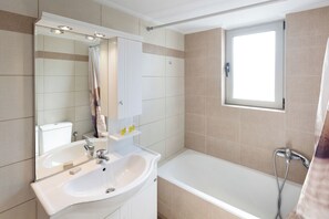 Séchoir à cheveux, serviettes fournies, savon, papier de toilette