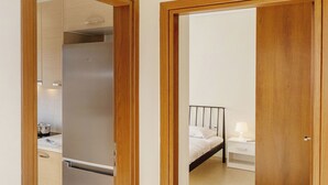 Un interior moderno con cocina, dormitorio y baño.