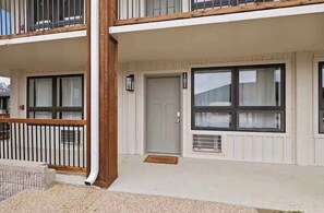 Exterior detail - 101 Clean, Walk in no stairs, close to downtown (Branson)