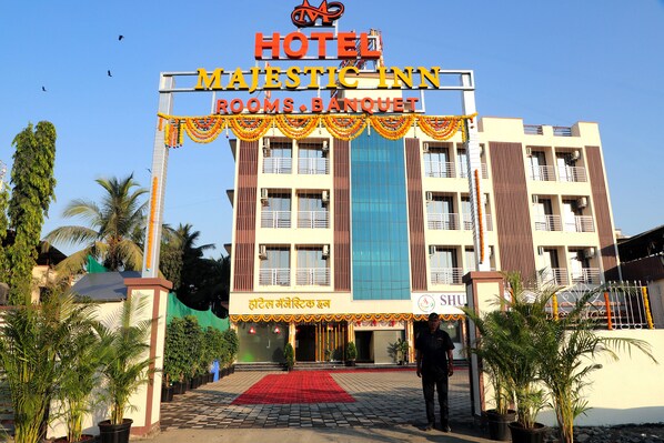 Front of property - MAJESTIC INN (Vasai)