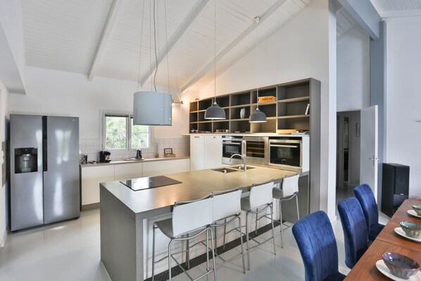 Refrigerador, microondas, horno y lavavajillas 