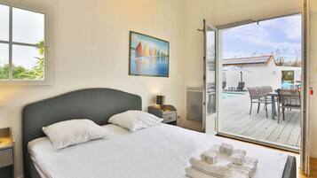 4 bedrooms, iron/ironing board, WiFi, bed sheets