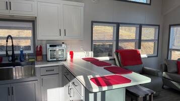 Kjøleskap, mikrobølgeovn, ovn og kokeplater