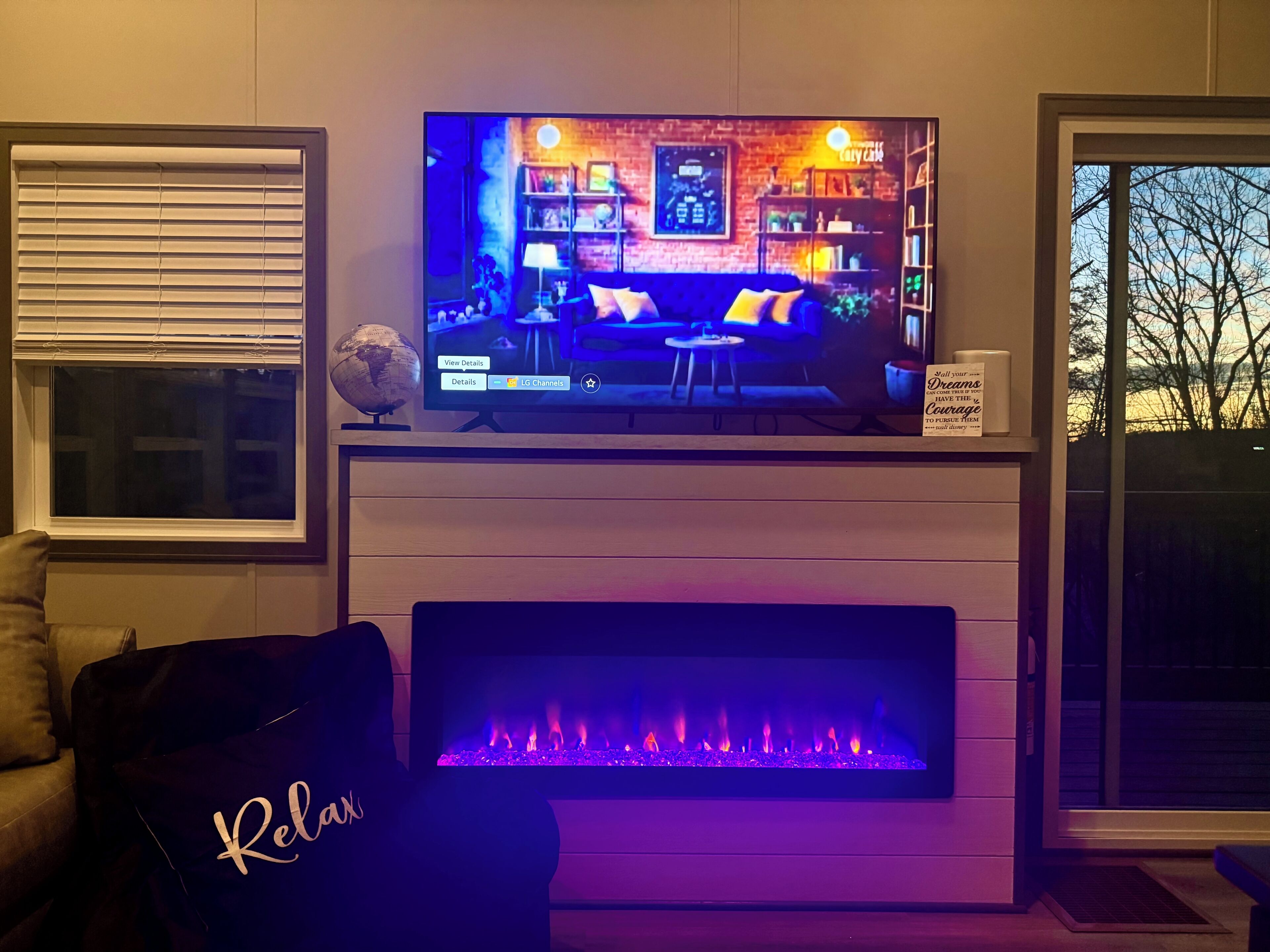 Smart-tv, pejs, bordtennisbord, bøger