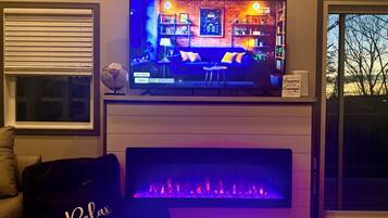 Smart-tv, pejs, bordtennisbord, bøger