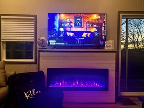 Smart TV, chimenea, tenis de mesa y libros 