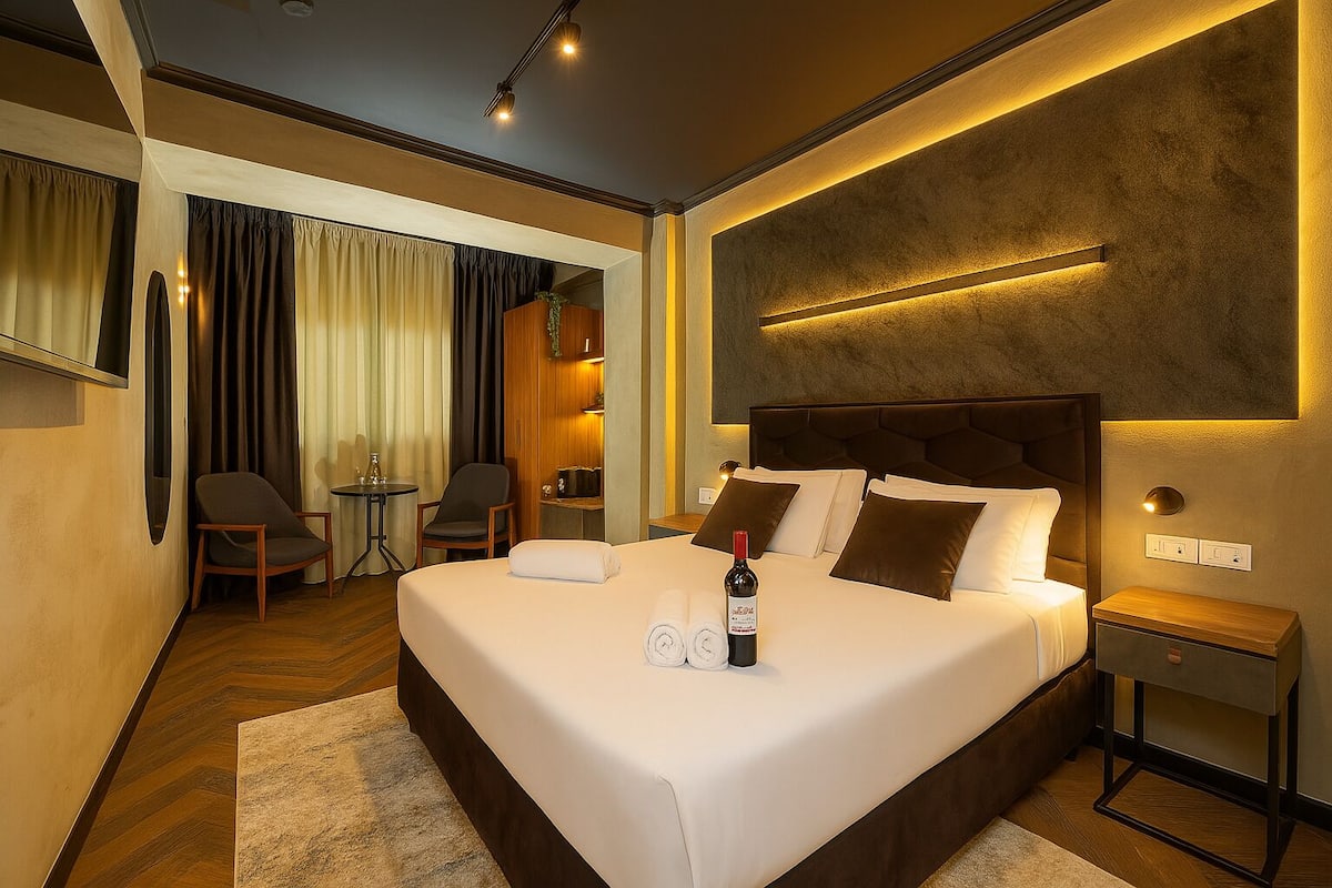 Premium bedding, down comforters, minibar, desk