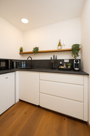 Presidential Suite | Private kitchen | Fridge, microwave, espresso maker, coffee/tea maker - Mamilla view URBAN - Boutique hotel  (Jerusalem)