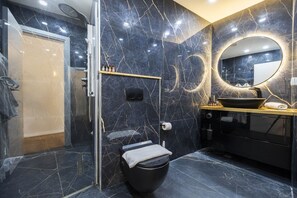 Suite presidencial | Baño | Regadera, regadera con hidromasaje, amenidades de baño de diseñador 