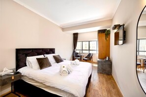 Habitación doble Elite | Ropa de cama de alta calidad, edredón, minibar y escritorio 