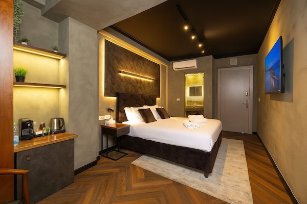 Quarto casal elite | 1 quarto, roupas de cama premium, edredons de pluma, frigobar