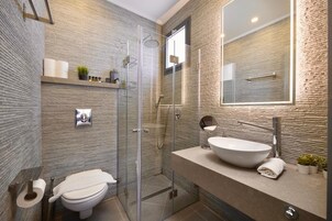 Sturta, sturtuhaus með nuddi, snyrtivörur frá þekktum framleiðendum