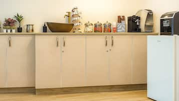 Kylskåp, mikrovågsugn, espressobryggare och kaffe- och tebryggare