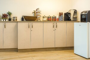 Refrigerador, microondas, cafetera expreso, cafetera/tetera