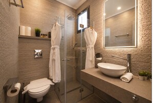Sturta, sturtuhaus með nuddi, snyrtivörur frá þekktum framleiðendum