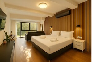 Ropa de cama de alta calidad, cubrecamas, minibar y escritorio 