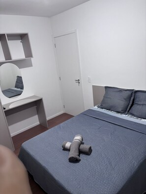 2 bedrooms, desk, iron/ironing board, WiFi