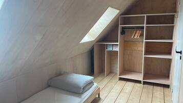 3 bedrooms, bed sheets