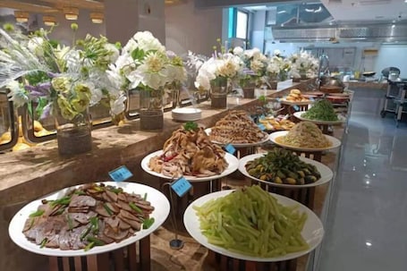 Restaurant. Pingdingshan Runzeyuan Shenma Hotel