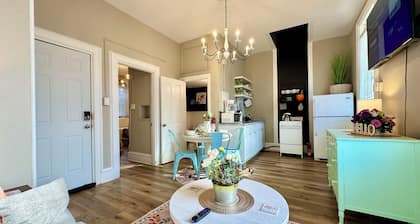Midtown Whimsical Apartment 1 Block To River- Walk To Restaurants!