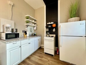 Kjøleskap, mikrobølgeovn, ovn og kokeplater