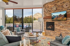 Una televisión, una chimenea, una oficina