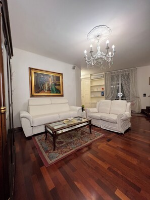 Living area - Cozy and quiet apartment in the city center (Napoli)