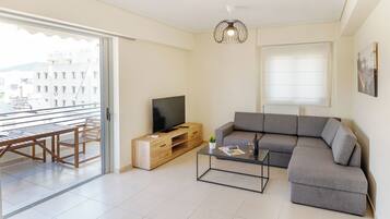 Familielejlighed - 2 soveværelser - køkken - bjergudsigt | Opholdsområde | 55-tommers smart-tv med digitale kanaler