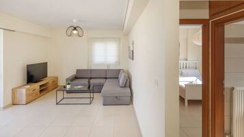 Appartement Familial, 2 chambres, cuisine, vue montagne | Coin séjour | TV connectée de 55 pouces avec chaßnes numériques