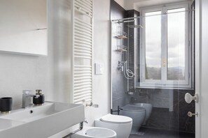 Shower, hair dryer, bidet, towels - Dimora San Donato - Elegant Attic with panoramic terrace (Casole d'Elsa)