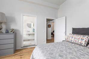 3 chambres, coffre-fort, bureau, fer et planche à repasser