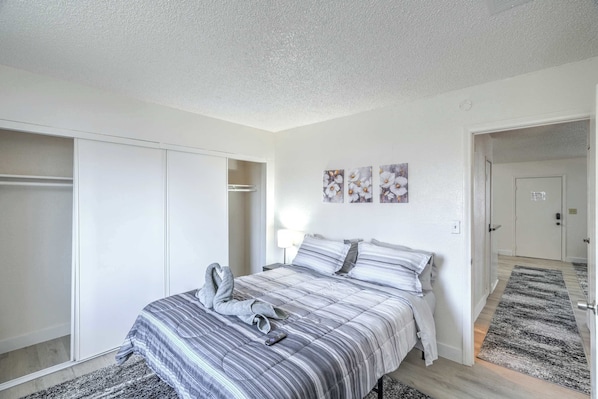 2 habitaciones, escritorio, tabla de planchar con plancha y wifi gratis 