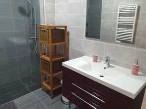 シャワー、ヘアドライヤー、石鹸、トイレットペーパー