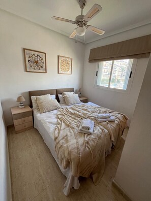 3 bedrooms, iron/ironing board, free WiFi, bed sheets - Spacious, family-friendly apartment, 5 min from La Mata Beach (La Mata)