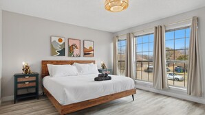 4 bedrooms, iron/ironing board, travel cot, WiFi - 4-BD/2.5-BA Tropical Pool Oasis with a Game Room (Flower Mound)