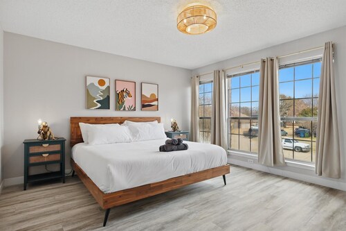 4-BD/2.5-BA Tropical Pool Oasis with a Game Room