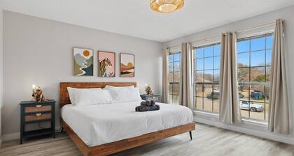 4-BD/2.5-BA Tropical Pool Oasis with a Game Room