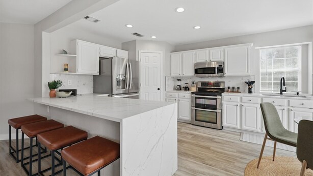 Coffee/tea maker, fridge, microwave, oven - 4-BD/2.5-BA Tropical Pool Oasis with a Game Room (Flower Mound)