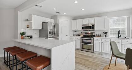 4-BD/2.5-BA Tropical Pool Oasis with a Game Room