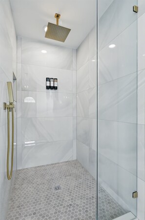 Shower, hair dryer, towels, shampoo - 4-BD/2.5-BA Tropical Pool Oasis with a Game Room (Flower Mound)