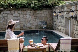 Seasonal outdoor pool, open 8:00 AM to 8:00 PM, pool loungers