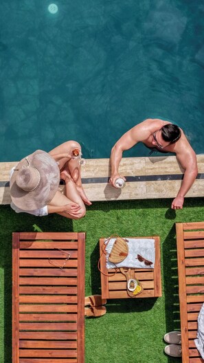 시즌별로 운영되는 야외 수영장, 08:00 ~ 20:00 오픈, 일광욕 의자, 시설 내 인명구조원