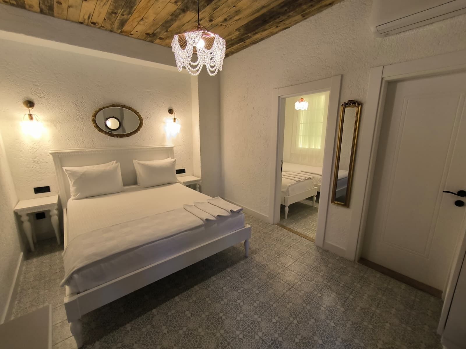 Economy-Suite | Hochwertige Bettwaren, Minibar, Zimmersafe, Verdunkelungsvorhänge