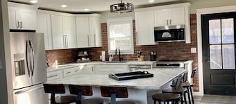 The Pool House, 3-bedroom home in Marshall, backyard inground swimming pool